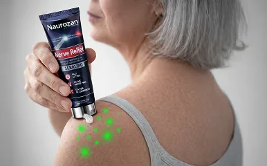 Femme appliquant le tube de crème Naurozen sur son épaule