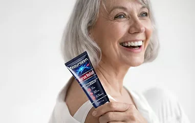 Femme souriante présentant le tube de crème Naurozen à deux mains