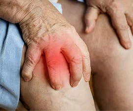 Mains d’une personne âgée posées à plat sur son genou